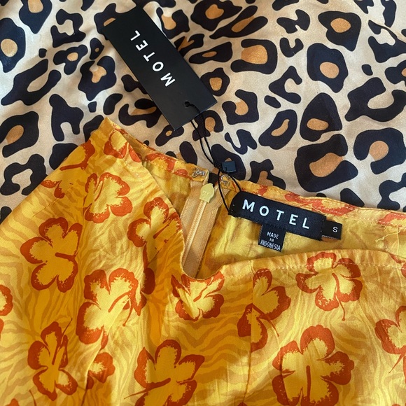 MOTEL X BARBARA Shema Mini Skirt in Hibiscus Zebra Orange - Picture 4 of 6